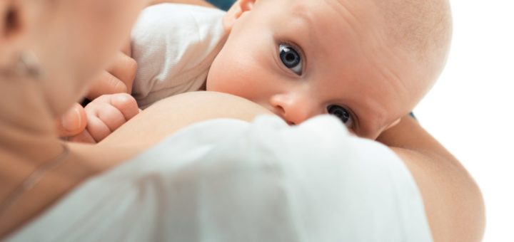 В чем преимущество грудного вскармливания над искуственным