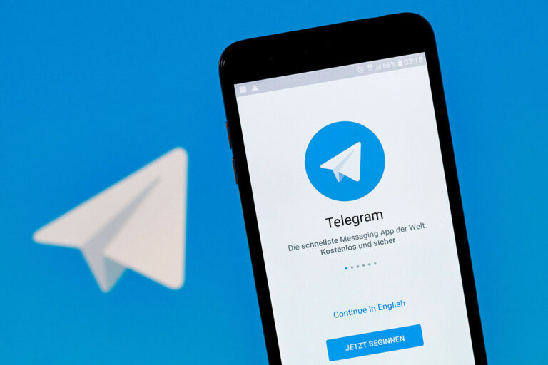 Telegram давно перестал быть просто мессенджером. Это мощная платформа для бизнеса, продвижения, общения и даже заработка. Но что делать, если вам нужно быстро масштабироваться, протестировать гипотезу или просто получить доступ к широкой аудитории? В этом случае, покупка готового аккаунта Telegram может стать отличным решением. Однако, прежде чем бросаться в омут с головой, стоит внимательно разобраться во всех нюансах. В этой статье мы детально рассмотрим, почему стоит https://3news.ru/pochemu-stoit-kupit-gotovyj-akkaunt-telegram-i-chto-stoit-uchityvat/ , какие преимущества это может принести, и какие подводные камни необходимо учитывать, чтобы избежать неприятностей. Преимущества покупки готового аккаунта Telegram Покупка готового аккаунта Telegram может предложить ряд существенных преимуществ, особенно в следующих ситуациях: • Экономия времени: Создание и раскрутка аккаунта с нуля требует времени и усилий. Покупка готового аккаунта позволяет сразу приступить к реализации своих целей, будь то продвижение товаров и услуг, ведение блога или участие в партнерских программах. • Наличие аудитории: Многие готовые аккаунты уже имеют определенное количество подписчиков, что позволяет сразу охватить целевую аудиторию и начать взаимодействие с потенциальными клиентами или партнерами. • Устоявшаяся репутация: Аккаунты с историей часто имеют более высокий уровень доверия со стороны пользователей Telegram. Это может быть особенно важно для бизнеса, который стремится установить долгосрочные отношения с клиентами. • Геотаргетинг: Некоторые продавцы предлагают аккаунты, зарегистрированные на определенные страны или регионы. Это может быть полезно, если ваш бизнес ориентирован на конкретную географическую аудиторию. • Верификация: Купленный верифицированный аккаунт (с галочкой) внушает больше доверия и авторитета. В каких случаях покупка аккаунта Telegram особенно выгодна? • Для арбитража трафика: Готовые аккаунты Telegram могут быть использованы для запуска рекламных кампаний и перенаправления трафика на целевые сайты или ресурсы. • Для проведения маркетинговых исследований: Аккаунты с большим количеством подписчиков позволяют быстро собирать информацию о предпочтениях и потребностях целевой аудитории. • Для создания сети аккаунтов: Покупка нескольких аккаунтов позволяет создать сеть, которая может быть использована для продвижения контента, участия в голосованиях или для других целей. • Для быстрого старта бизнеса: Если вам нужно быстро запустить бизнес в Telegram, покупка готового аккаунта с подписчиками может значительно ускорить процесс. • Для обхода ограничений Telegram: В некоторых случаях Telegram может ограничивать возможности новых аккаунтов. Покупка старого аккаунта может помочь обойти эти ограничения. На что обратить внимание при покупке готового аккаунта Telegram: Покупка готового аккаунта Telegram – это ответственный шаг, требующий внимательного подхода. Чтобы избежать неприятностей и получить максимальную отдачу от инвестиций, необходимо учитывать следующие факторы: • Репутация продавца: Выбирайте проверенных продавцов с хорошими отзывами и репутацией. Изучите отзывы других покупателей, посмотрите, как долго продавец работает на рынке. • История аккаунта: Узнайте историю аккаунта, чтобы убедиться, что он не был замешан в каких-либо подозрительных действиях или нарушениях правил Telegram. • Активность аудитории: Убедитесь, что у аккаунта активная аудитория, а не боты. Проверьте количество просмотров, лайков и комментариев под постами. • Тематика аккаунта: Выбирайте аккаунт, тематика которого соответствует вашим целям. Например, если вы занимаетесь продажей одежды, вам подойдет аккаунт, посвященный моде и стилю. • География аудитории: Если ваш бизнес ориентирован на конкретную географическую аудиторию, выбирайте аккаунт, подписчики которого проживают в нужном регионе. • Метод получения подписчиков: Узнайте, каким образом были набраны подписчики. Если подписчики были накручены с помощью ботов, то такой аккаунт не принесет вам никакой пользы. • Цена аккаунта: Сравните цены на разные аккаунты, чтобы выбрать оптимальное соотношение цены и качества. Слишком низкая цена может быть признаком некачественного аккаунта. • Безопасность аккаунта: Убедитесь, что продавец предоставит вам все необходимые данные для смены пароля и привязки аккаунта к вашему номеру телефона. • Наличие двухфакторной аутентификации: Узнайте, включена ли двухфакторная аутентификация на аккаунте. Если нет, то обязательно включите ее после покупки. • Гарантии: Уточните у продавца, какие гарантии он предоставляет на аккаунт. Например, гарантирует ли он возврат денег в случае, если аккаунт будет заблокирован. Риски, связанные с покупкой готового аккаунта Telegram: Несмотря на все преимущества, покупка готового аккаунта Telegram сопряжена с определенными рисками: • Блокировка аккаунта: Аккаунт может быть заблокирован Telegram за нарушение правил платформы. • Низкая активность аудитории: Подписчики могут быть неактивными или ботами, что сделает аккаунт бесполезным для продвижения. • Потеря доступа к аккаунту: Продавец может восстановить доступ к аккаунту и украсть его у вас. • Мошенничество: Вы можете стать жертвой мошенников и потерять деньги. Как минимизировать риски при покупке готового аккаунта Telegram: • Покупайте аккаунты только у проверенных продавцов. • Внимательно изучайте историю аккаунта. • Проверяйте активность аудитории. • Меняйте пароль и привязывайте аккаунт к своему номеру телефона сразу после покупки. • Включите двухфакторную аутентификацию. • Не доверяйте слишком низким ценам. • Тщательно изучите договор купли-продажи. • Используйте Escrow-сервисы для безопасной сделки. Альтернативные способы развития аккаунта Telegram: Если вы не хотите рисковать, покупая готовый аккаунт, существуют альтернативные способы развития аккаунта Telegram: • Создание контента: Регулярно публикуйте интересный и полезный контент для своей целевой аудитории. • Продвижение аккаунта в других социальных сетях: Расскажите о своем аккаунте Telegram в других социальных сетях, на своем сайте или блоге. • Участие в тематических группах и каналах: Присоединяйтесь к тематическим группам и каналам и участвуйте в обсуждениях. • Таргетированная реклама: Используйте таргетированную рекламу в Telegram или других социальных сетях для привлечения новых подписчиков. • Взаимопиар с другими каналами: Договоритесь с другими каналами о взаимном продвижении. Покупка готового аккаунта Telegram может быть эффективным способом быстрого старта или масштабирования вашего бизнеса. Однако, важно помнить о рисках и принимать меры предосторожности. Тщательно выбирайте продавца, проверяйте историю аккаунта и активность аудитории, а также не забывайте о безопасности. Взвесьте все "за" и "против", оцените свои возможности и примите обдуманное решение. Возможно, в вашем случае, более эффективным будет постепенное развитие аккаунта с нуля, создание качественного контента и привлечение целевой аудитории. Помните, что успех в Telegram зависит не только от наличия подписчиков, но и от качества контента, вовлеченности аудитории и вашей стратегии продвижения. В заключение, прежде чем принять решение о покупке готового аккаунта Telegram, тщательно взвесьте все факторы, проведите анализ рынка и определите свои цели. Только в этом случае вы сможете сделать правильный выбор и получить максимальную отдачу от инвестиций. Облако тегов Купить аккаунт Telegram Раскрутка Telegram Продвижение Telegram канала Аккаунты Telegram с подписчиками Безопасность Telegram аккаунта Арбитраж трафика Telegram Монетизация Telegram Боты в Telegram Telegram маркетинг Верифицированный аккаунт Telegram Покупка подписчиков Telegram Готовый Telegram аккаунт Развитие Telegram канала Продажа аккаунтов Telegram Риски покупки аккаунта Telegram Аккаунт Telegram Привлечение подписчиков Telegram Привлечение подписчиков Бизнес в Telegram Активный аккаунт Реклама в Telegram Таргетированная реклама Telegram Заработок в Telegram История аккаунта Продвижение Развитие канала Подписчики Активность SMM Telegram SMM Telegram бот Продвижение Telegram Автоматизация Telegram Telegram Автоматизация Автоматизация Привязка номера Настройка Telegram Telegram канал Популярность Telegram Целевая аудитория